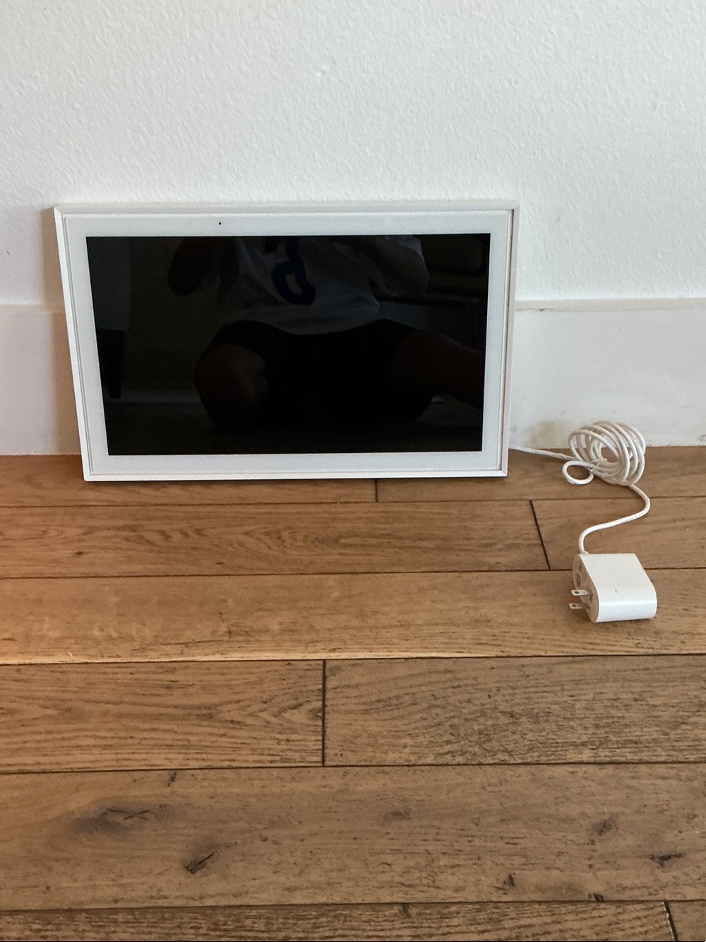 White Digital Photo Frame with Charger